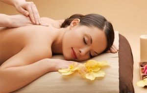 Hình 1 - Xoa là kỹ thuật cơ bản mà bạn sẽ được hướng dẫn ở mọi khóa học massage online
