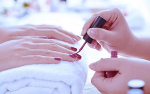 Kỹ thuật viên nail phải tỉ mỉ