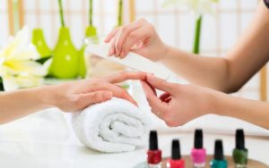Nghề nail là một nghề hot rất thu hút được nhiều bạn trẻ