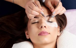 Nghề nối mi khi kết hợp với các ngành nghề làm đẹp khác sẽ dễ dàng nâng mức thu nhập tốt