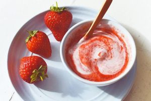 Sử dụng hỗn hợp dâu tây và sữa tươi để tắm trắng