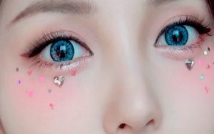  Những viên đá nhỏ xinh quanh viền mí giúp đôi mắt thêm to tròn