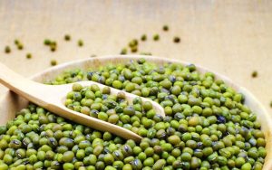 Đậu xanh có tính giải nhiệt nên rất tốt cho làn da mụn