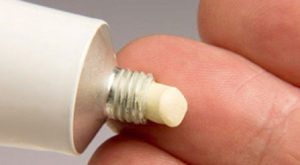 Thuốc mỡ dùng để hỗ trợ điều trị cho vết thương xăm lông mày mau lành