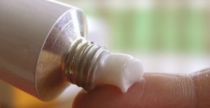 Sử dụng thuốc mỡ để kháng viêm sưng vùng chân mày