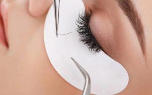 Băng dán dưới mi sẽ giúp cố định, hỗ trợ thao tác nối mi được chính xác