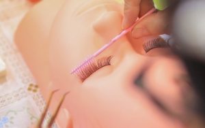 Chương trình học nối mi chuyên nghiệp rất chú trọng vào các buổi thực hành