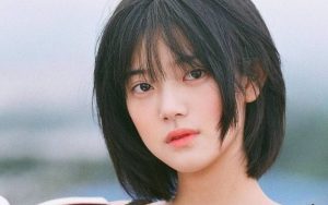 Tóc ngắn cụp đuôi là kiểu tóc đơn giản nhưng tạo hiệu quả tuyệt vời cho nàng mặt vuông