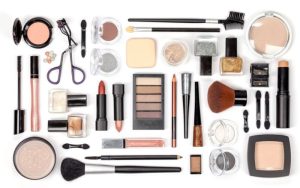 Không được bỏ dụng cụ trang điểm dưới đất hay sàn nhà