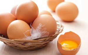 Phun lông mày ăn trứng có sao không