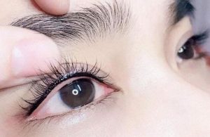 Kỹ thuật phun xăm lỗi thời khiến tình trạng mí sưng nặng