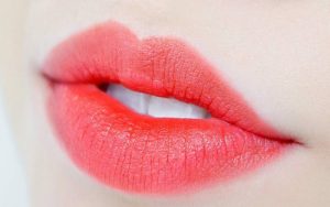 Môi màu cam đào
