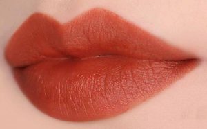 Môi màu cam đất hợp với các cô nàng độ tuổi từ 18-35