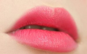 Cô nàng cá tính hay có phong cách ngọt ngào đều hợp với màu môi này