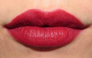 Phun môi màu đỏ ruby quý phái, thanh lịch