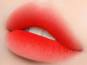  Phun môi pha lê sẽ biến môi bạn trở nên lấp lánh như pha lê