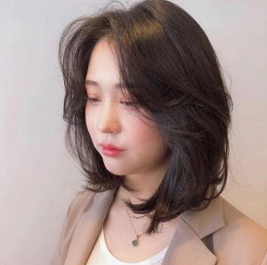 Tóc bob xoăn chẻ ngôi giữa được nhiều người yêu thích