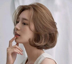 Tóc ngắn uốn cụp gọn gàng