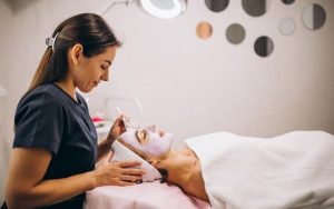 Kỹ thuật viên spa cần có chứng chỉ hành nghề để làm việc