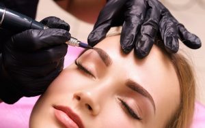 Nghề phun xăm tập trung vào việc tạo khuôn và vẽ hình trên da