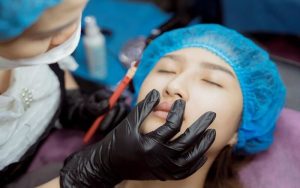 Học kỹ thuật phun xăm môi trong giáo trình