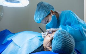 Lúc thực hành phun xăm cần trang bị đầy đủ đồ bảo hộ theo quy tắc an toàn