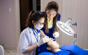 Giảng viên Seoul Academy hướng dẫn học viên thực hành