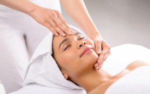 Khóa học massage mặt gồm các kiến thức, kỹ năng từ cơ bản đến nâng cao
