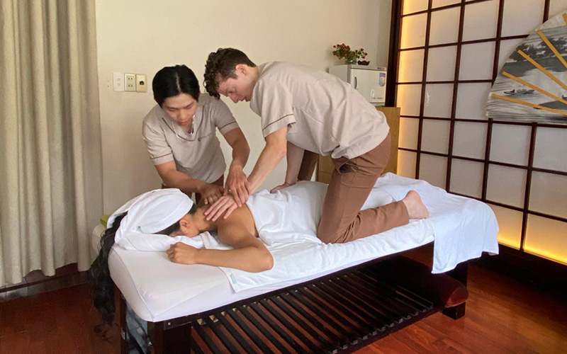 Học viên tại AN’s Spa thực hành theo hướng dẫn của giảng viên