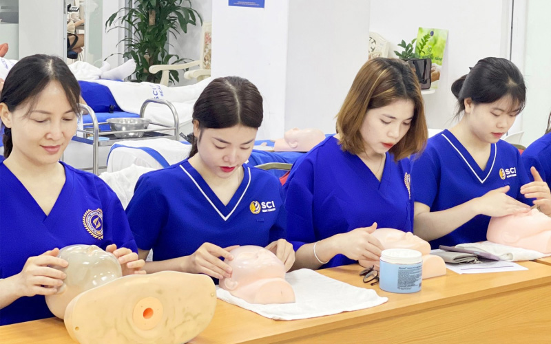 Học viên tại SCI thực hành mô hình trong những buổi học đầu tiên