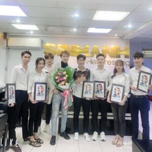 Học viên nhận chứng chỉ tại lớp đào tạo Shin Anh