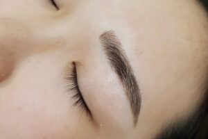 Lựa chọn màu nâu đen cho chân mày để sở hữu vẻ ngoài tự nhiên, thanh lịch