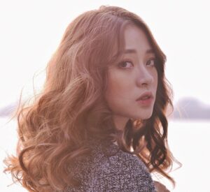 Uốn xoăn toàn bộ tóc hoặc chỉ uốn từ nửa đầu trở xuống, tùy theo độ dày và dài của tóc.