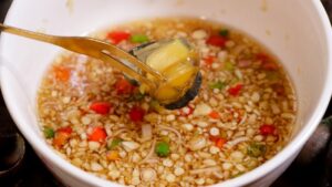 Sau phun môi nên kiêng nước mắm để không bị nhiễm trùng