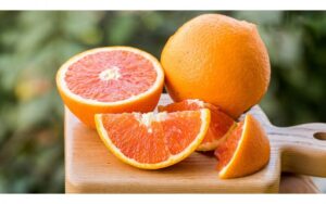 Cam chứa nhiều vitamin C giúp môi lên màu đẹp hơn