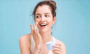 Bôi kem chống nắng nếu bạn ra ngoài sau khi triệt lông.