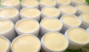 Làn da bị nhiễm corticoid cấp độ 2 nổi nhiều mụn nước và có cảm giác ngứa ngáy, khó chịu