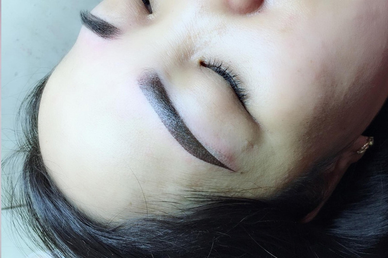 Có nhiều lý do khiến chân mày sau phun xăm bị không đều màu
