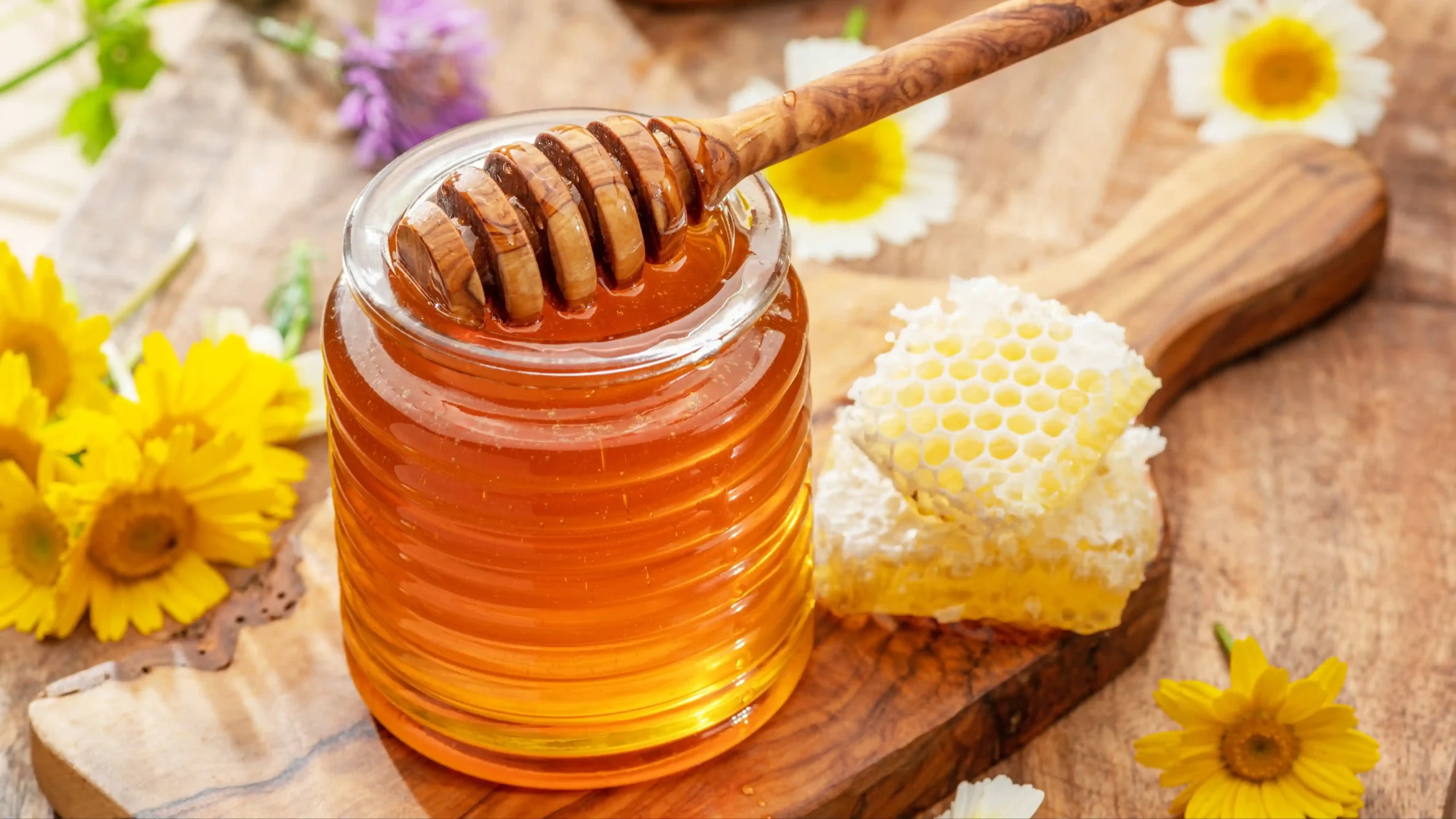Mật ong là nguyên liệu thiên nhiên có nhiều công dụng làm đẹp