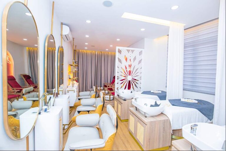 Phòng điều trị tối giản, máy triệt có tay cầm làm lạnh, bảng hướng dẫn chăm sóc sau triệt treo tường, ánh sáng trung tính tạo cảm giác riêng tư