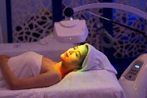 Mặt nạ ánh sáng sinh học là thiết bị chăm sóc da thường dùng tại spa