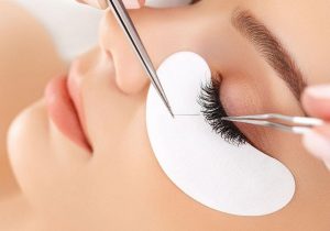 Sau khi học xong, bạn có thể ở lại làm việc cho salon nối mi Kelly Van Eyelash