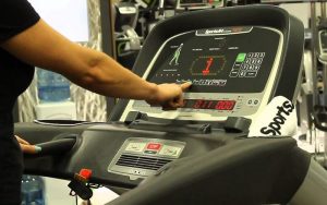 Máy chạy bộ elipsport luôn có một màn hình và bảng điều khiển.