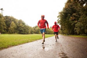 Mặc áo mưa chạy bộ khiến người nóng lên toát mồ hôi nên giảm lượng nước khiến cân sụt