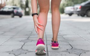 Cơ bắp bị giãn hoặc đứt đột ngột có thể khiến bắp chân bị đau