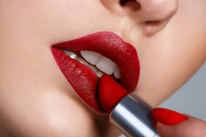 Chọn son môi phù hợp để làm toát lên vẻ đẹp gợi cảm vốn có của đôi môi dày