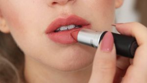 Lạm dụng son môi có nhiều chì khiến môi bị thâm