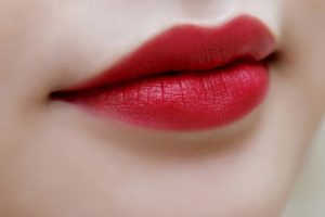 Một đôi môi hồng hào, căng mọng là mơ ước của nhiều chị em