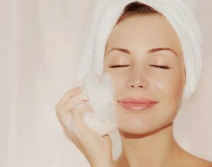 Khả năng duy trì độ ẩm của sữa tươi giúp da săn chắc