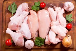 Có giá trị dinh dưỡng cao, thịt gà lại bị loại khỏi thực đơn sau xăm môi
